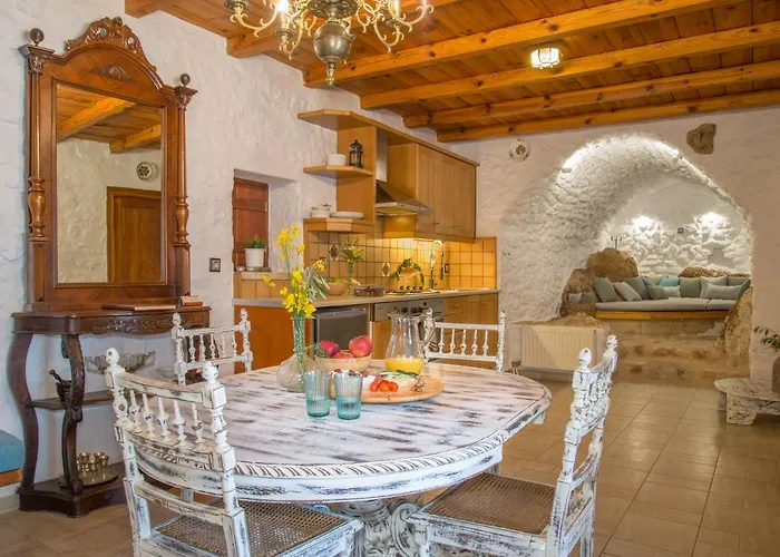 Kapetan Matapas 16th Cen. Tower Vila *